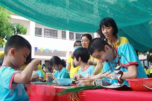 Hướng dẫn các em khuyết tật tại Trung tâm Phục hồi chức năng và Trợ giúp trẻ em khuyết tật Thành phố Hồ Chí Minh. (Ảnh minh họa. Nguồn: TTXVN)