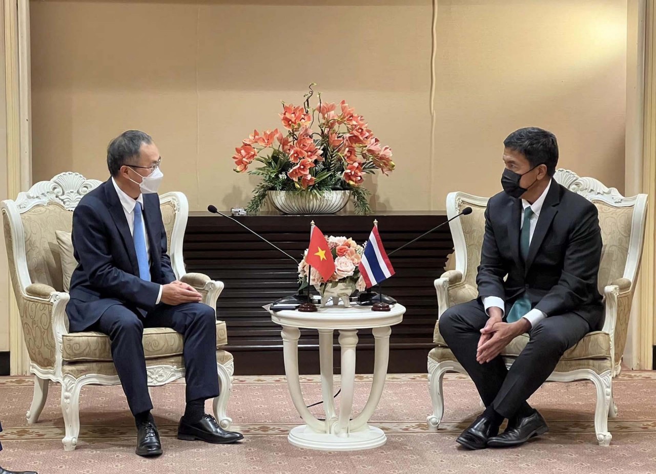 Đại sứ Phan Chí Thành (bên trái) trao đổi với Thị trưởng Bangkok Chadchart Sittipunt.
