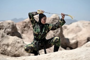 phu nu iran gay an tuong khi tro thanh ninja