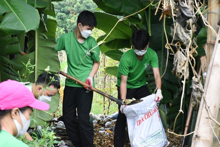 Các tình nguyện viên của “Keep Vietnam Clean” tích cực dọn rác, bảo vệ môi trường. Ảnh: Keep Vietnam Clean