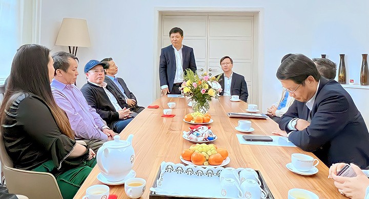 Phó Bí thư thường trực Thành ủy, Chủ tịch HĐND thành phố Lương Nguyễn Minh Triết cùng đoàn công tác gặp gỡ các doanh nhân, kiều bào tại Frankfurt (Ảnh: Cổng TTĐT TP Đà Nẵng).