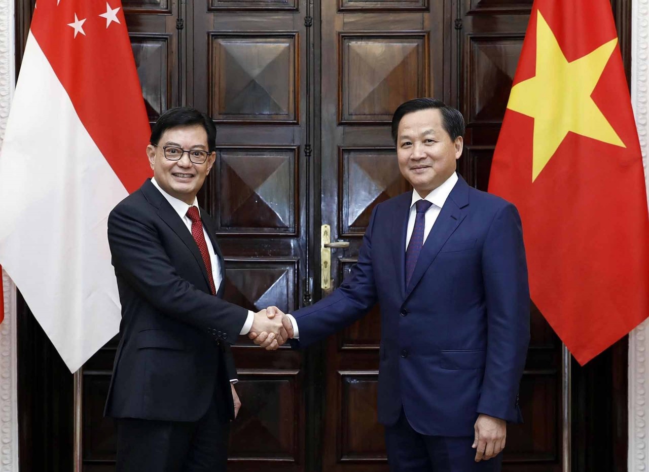 Phó Thủ tướng Lê Minh Khái đón Phó Thủ tướng, Bộ trưởng Điều phối Chính sách kinh tế Singapore Heng Swee Keat (Ảnh: TTXVN)