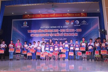 trao 140 suat hoc bong vu a dinh cho hoc sinh dan toc thieu so huyen mien nui nghe an