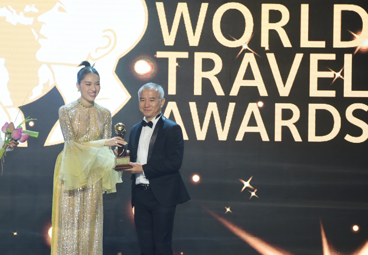 Ông Nguyễn Bá Luân – Tổng Giám đốc TNH Hotels & Resorts tại Lễ trao giải WTA 2022.