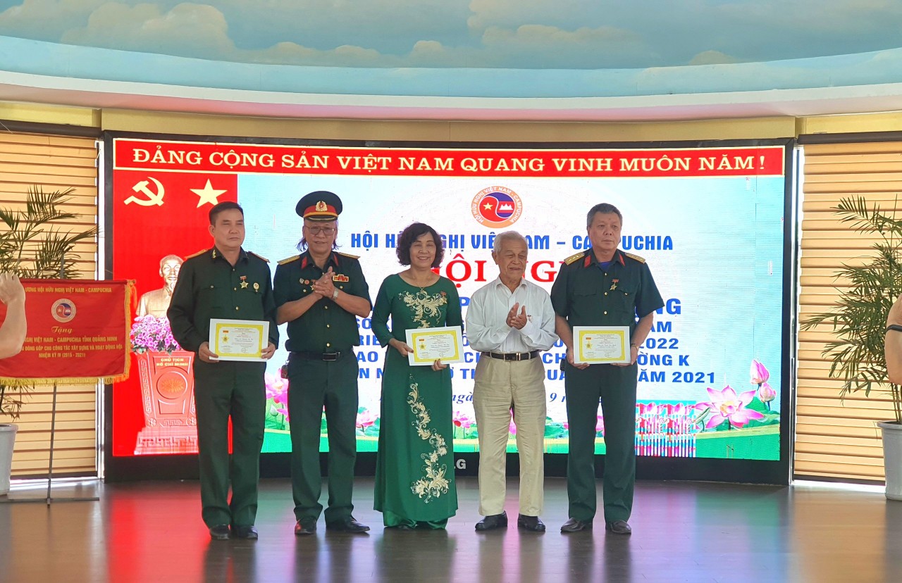 Trao tặng Kỷ niệm chương chiến trường K cho hội viên đã từng tham gia nhiệm vụ Quốc tế taii Campuchia.
