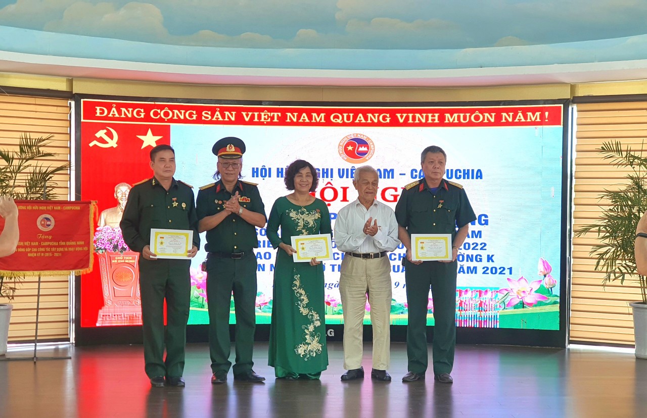 Sơ kết công tác 9 tháng năm 2022 và trao tặng Kỷ niệm chương chiến trường K