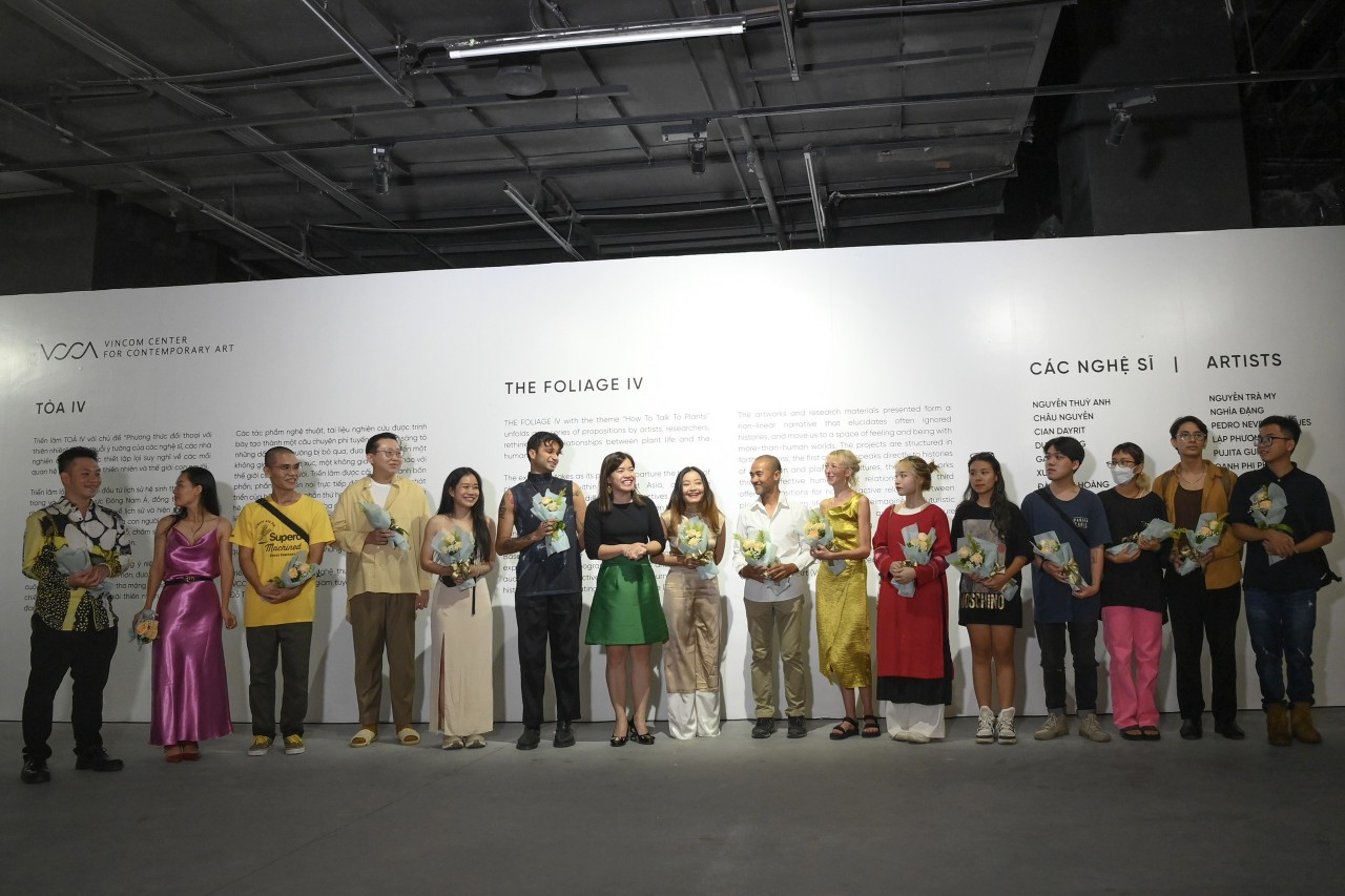 Đại diện VCCA tặng hoa cảm ơn giám tuyển và các nghệ sĩ tham gia Triển lãm Toả IV.
