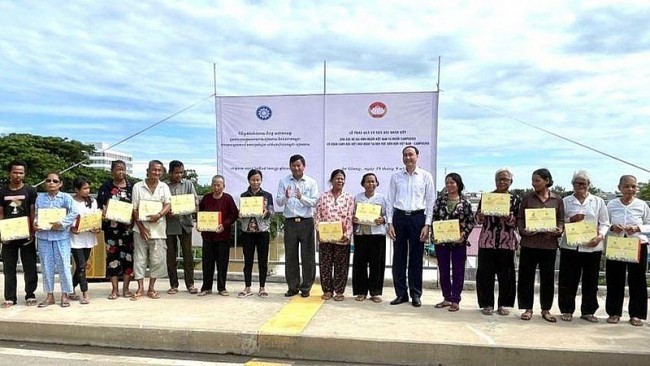 Việt Nam và Campuchia trao tặng nhà, tặng quà người dân khu vực biên giới