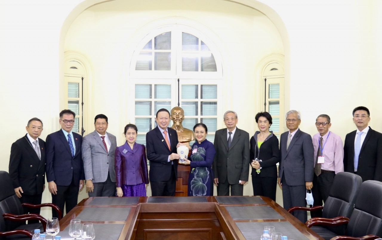 Chủ tịch Liên hiệp các tổ chức hữu nghị Nguyễn Phương Nga tiếp đoàn đại biểu Hội hữu nghị Thái Lan – Việt Nam sang thăm và làm việc tại Việt Nam (Ảnh: Thu Hà).