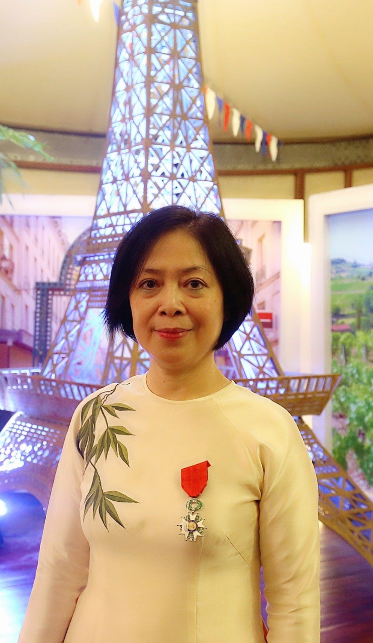Đại sứ Nguyễn Thị Bích Huệ nhận Huân chương Bắc Đẩu Bội tinh của Pháp