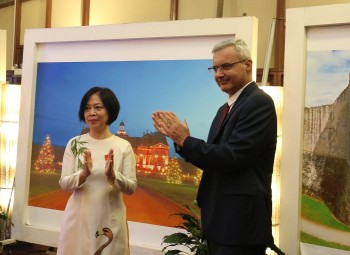 Đại sứ Nguyễn Thị Bích Huệ nhận Huân chương Bắc Đẩu Bội tinh của Pháp