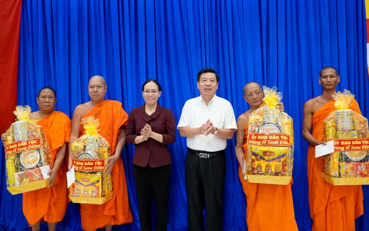Lãnh đạo Ủy Ban Dân tộc chúc mừng lễ Sene Dolta của đồng bào Khmer tại Bạc Liêu, Sóc Trăng