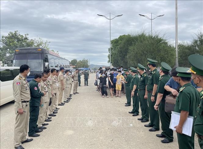 Lực lượng chức năng giữa Việt Nam và Campuchia trao đổi thông tin trước khi bàn giao 44 người nhập cảnh trái phép cho Đồn Biên phòng Cửa khẩu Quốc tế Tịnh Biên.