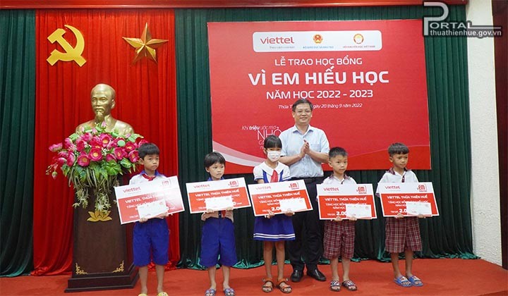 Thừa Thiên Huế trao 420 suất học bổng 