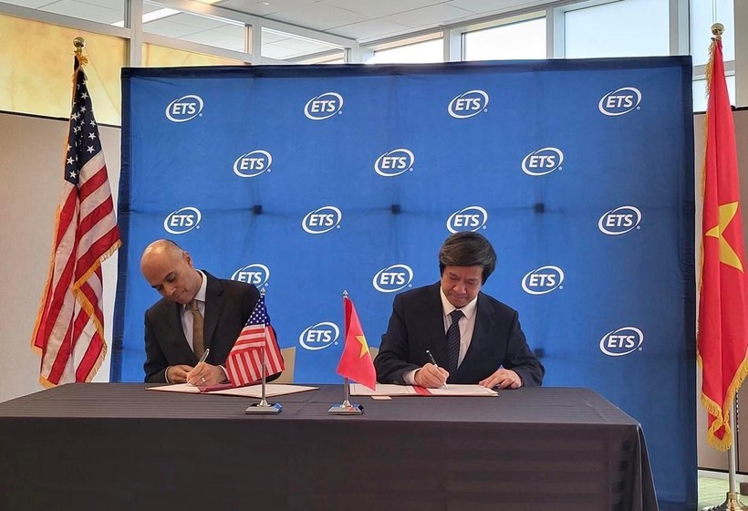 Bộ trưởng Nguyễn Kim Sơn và ông Amit Sevak - Chủ tịch kiêm Tổng Giám đốc ETS ký kết MOU (Ảnh: Giáo dục và Thời đại).