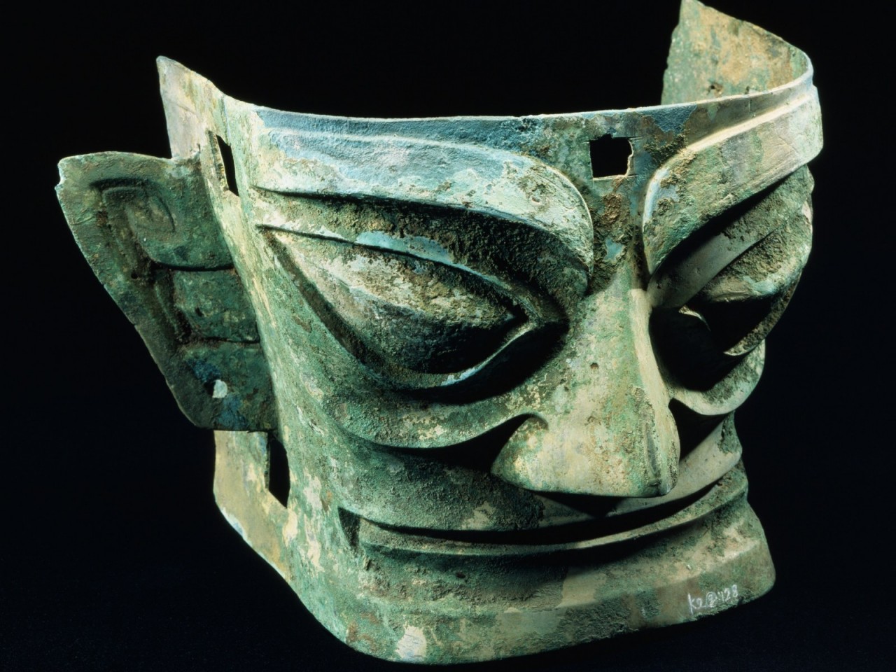 Chiếc mặt nạ bằng vàng có từ thời nhà Thương cách đây 3.000 năm vừa được khai quật ở Trung Quốc (Ảnh: Martha Avery/Getty)