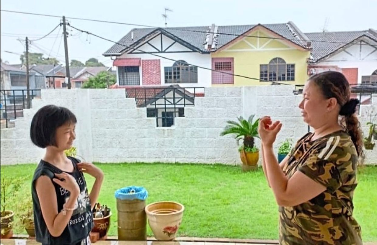 Cha mẹ khiếm thính thường có mối quan hệ tốt đẹp với con cái của mình nhờ sử dụng ngôn ngữ ký hiệu