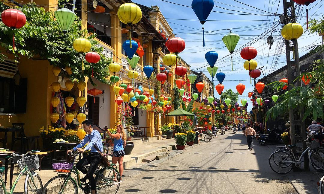 Con đường đèn lồng nơi phố cổ Hội An (Ảnh: Hanoi Sun Travel).