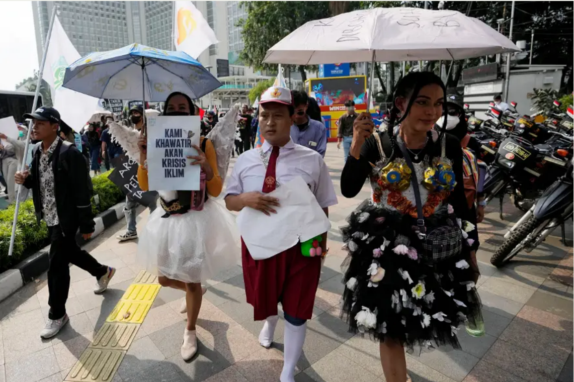 Sinh viên ở thủ đô Jakarta (Indonesia) tuần hành kêu gọi chính phủ chú trọng công tác chống biến đổi khí hậu (Ảnh: Achmad Ibrahim/AP)