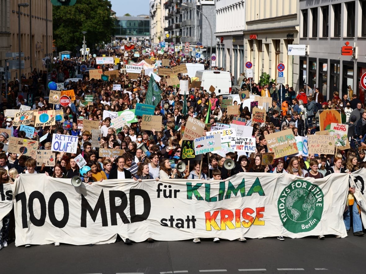 Hàng ngàn bạn trẻ ở Đức xuống đường kêu gọi bảo vệ môi trường (Ảnh: Christian Mang/Reuters)