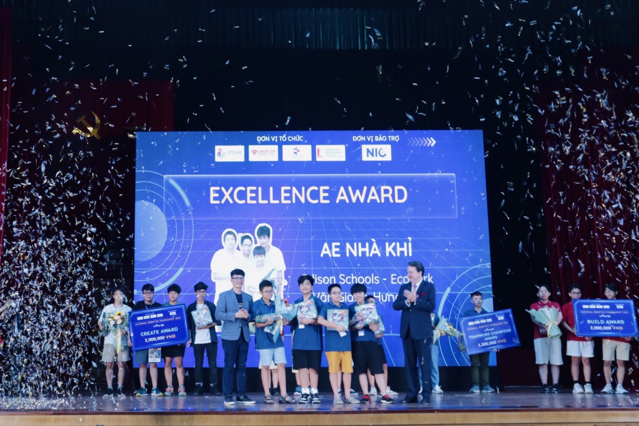 Đội AE Nhà Khỉ đến từ Edison Schools Ecopark, Hà Nội đã xuất sắc giành giải Quán quân đầu tiên của Giải đấu Giao hữu Robotics cấp Quốc gia sử dụng VEX IQ (Ảnh: Hạnh Trần).
