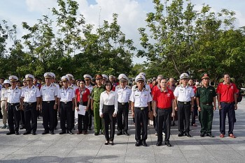 Quân chủng Hải quân thăm, tặng quà các lực lượng vũ trang tại Côn Đảo