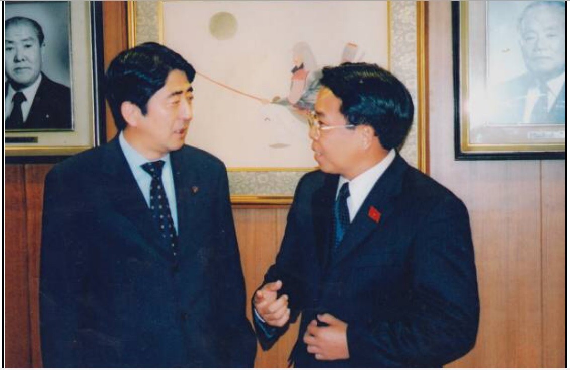 TSKH Nghiêm Vũ Khải trò chuyện với ông Abe Shinzo (tháng 8/2004).