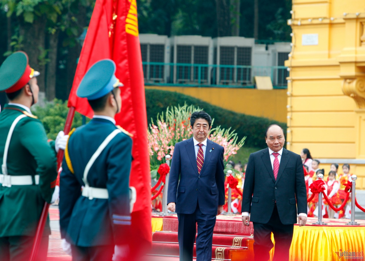 Chủ tịch nước Nguyễn Xuân Phúc trên cương vị Thủ tướng trong lần chủ trì lễ đón Thủ tướng Abe Shinzo thăm Việt Nam. Ảnh: Phạm Hải