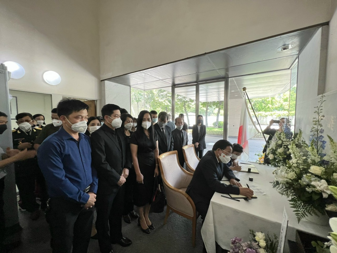 Ông Khải cùng đông đảo những cựu học sinh từng sinh sống, học tập, làm việc tại Nhật Bản đến Đại sứ quán Nhật ở Hà Nội ghi sổ tang, bày tỏ niềm tiếc thương trước sự ra đi của cựu Thủ tướng Abe.