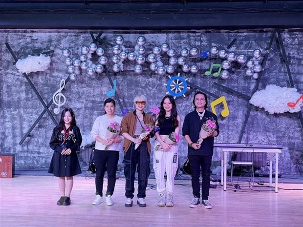 Ban tổ chức tặng hoa các nhà tài trợ cho đêm nhạc (Ảnh: Quang Vinh/TTXVN).