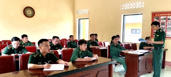 Lớp học tiếng Lào ở đồn Biên phòng cửa khẩu Thanh Thuỷ (Ảnh: Anh Bách). 