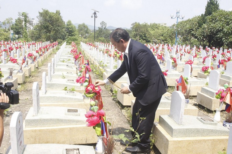Hội hữu nghị Việt Nam - Lào, Đại sứ quán Lào tại Việt Nam dâng hương tri ân anh hùng liệt sĩ hai nước