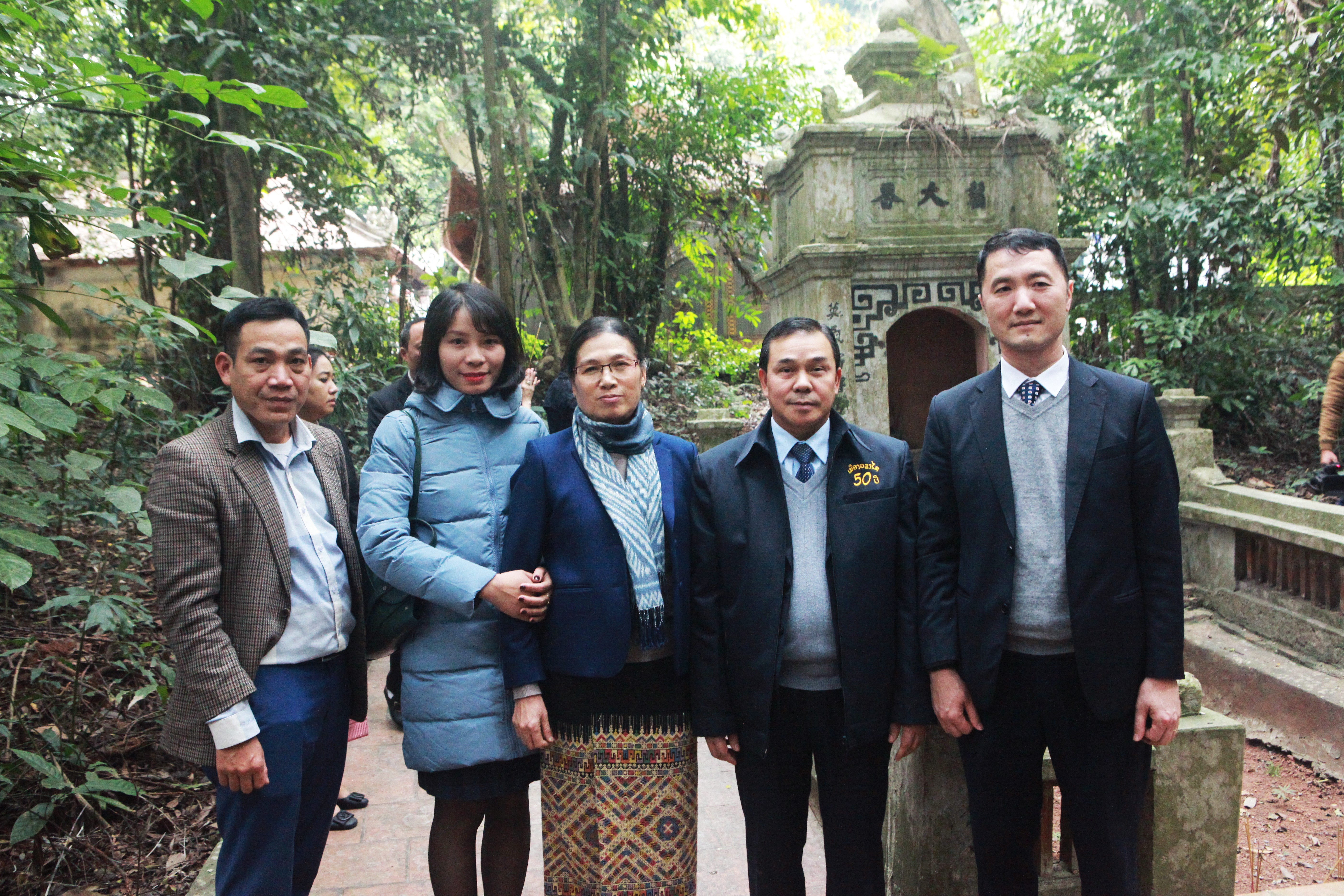 Đại sứ đặc mệnh toàn quyền nước Cộng hòa dân chủ nhân dân Lào Sengphet Houngboungnuang (thứ hai, từ phải sang) cùng các cán bộ Đại sứ quán Lào đã đến viếng đền thờ công chúa Nhồi Hoa vào tháng 12/2020 (Ảnh: Hải An).