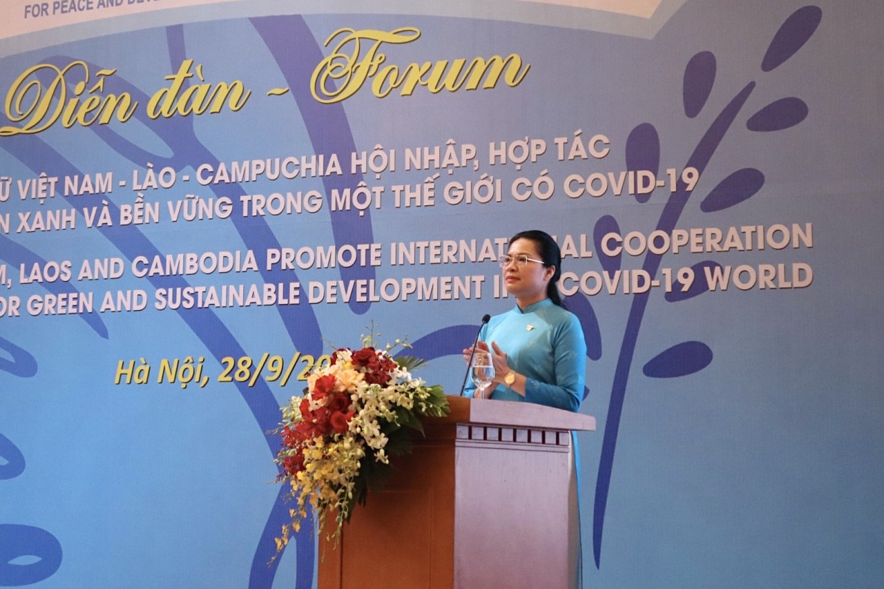 bà Hà Thị Nga, Ủy viên Ban Chấp hành Trung ương Đảng, Chủ tịch Hội LHPN Việt Nam phát biểu tại Diễn đàn (Ảnh: Hạnh Trần).