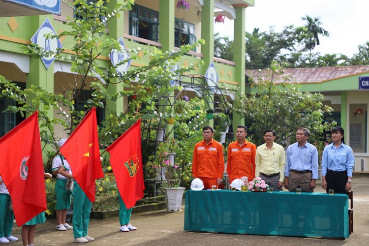 EVNGENCO1 trao tặng bể bơi di động cho trẻ em miền núi Quảng Nam