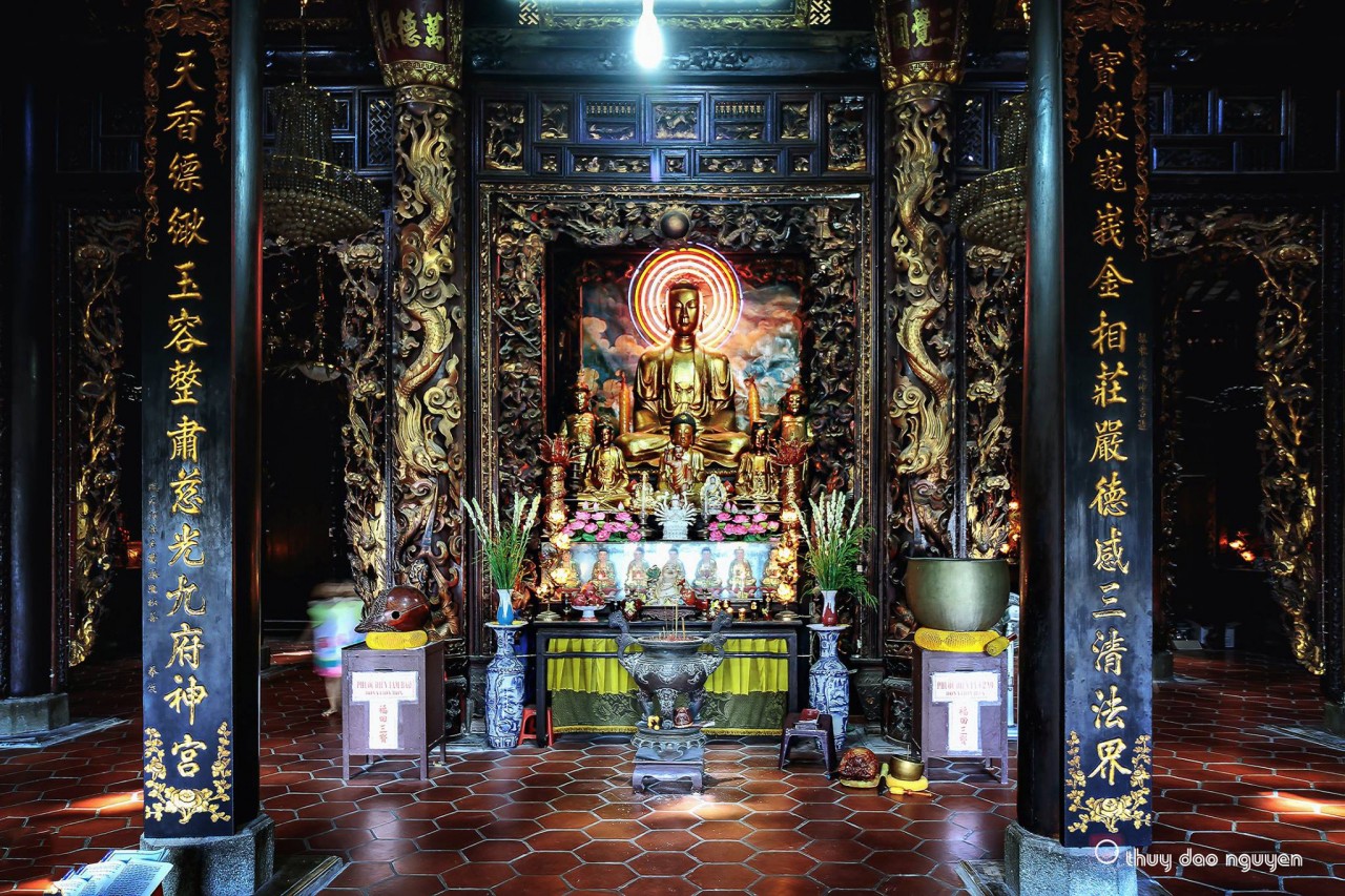 Các tượng Phật quý trong chánh điện (Ảnh: Thuy Dao Nguyen).