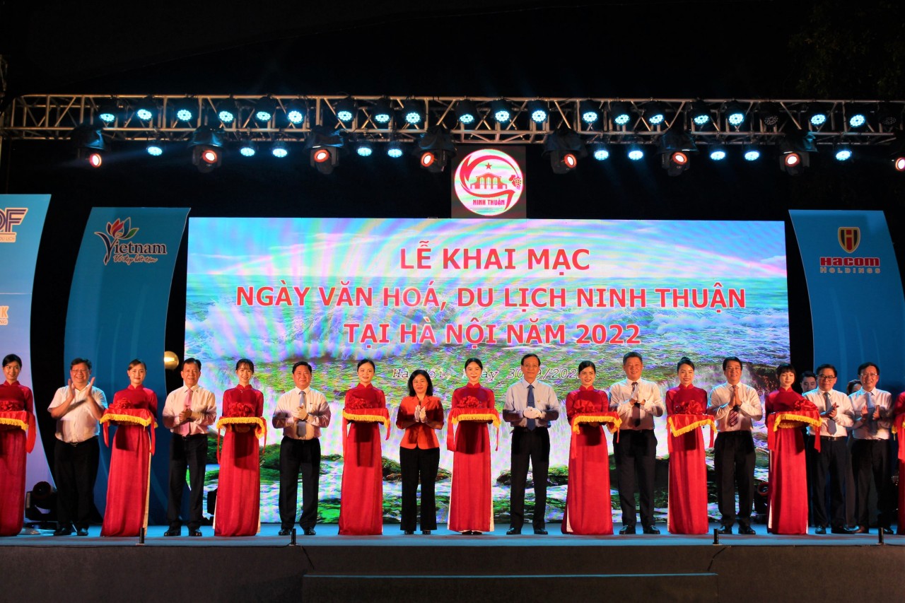 Các đại biểu cắt băng khai mạc Ngày Văn hóa, Du lịch Ninh Thuận tại Hà Nội năm 2022
