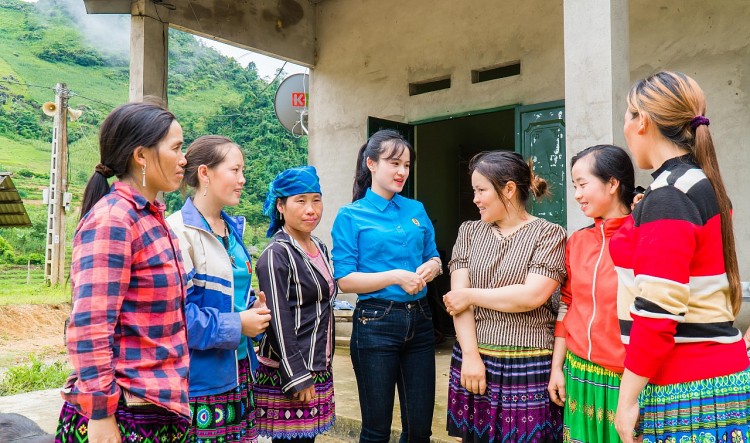Tuyên truyền, vận động phụ nữ thôn Mường Lum, xã La Pan Tẩn chấp hành tốt chủ trương, chính sách của Đảng.