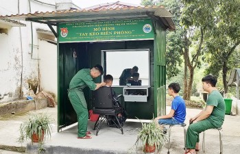 Tiệm cắt tóc đặc biệt của “Tay kéo biên phòng”