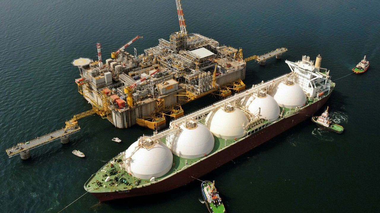 Khai thác và chế biến dầu mỏ là ngành công nghiệp chủ lực của Qatar