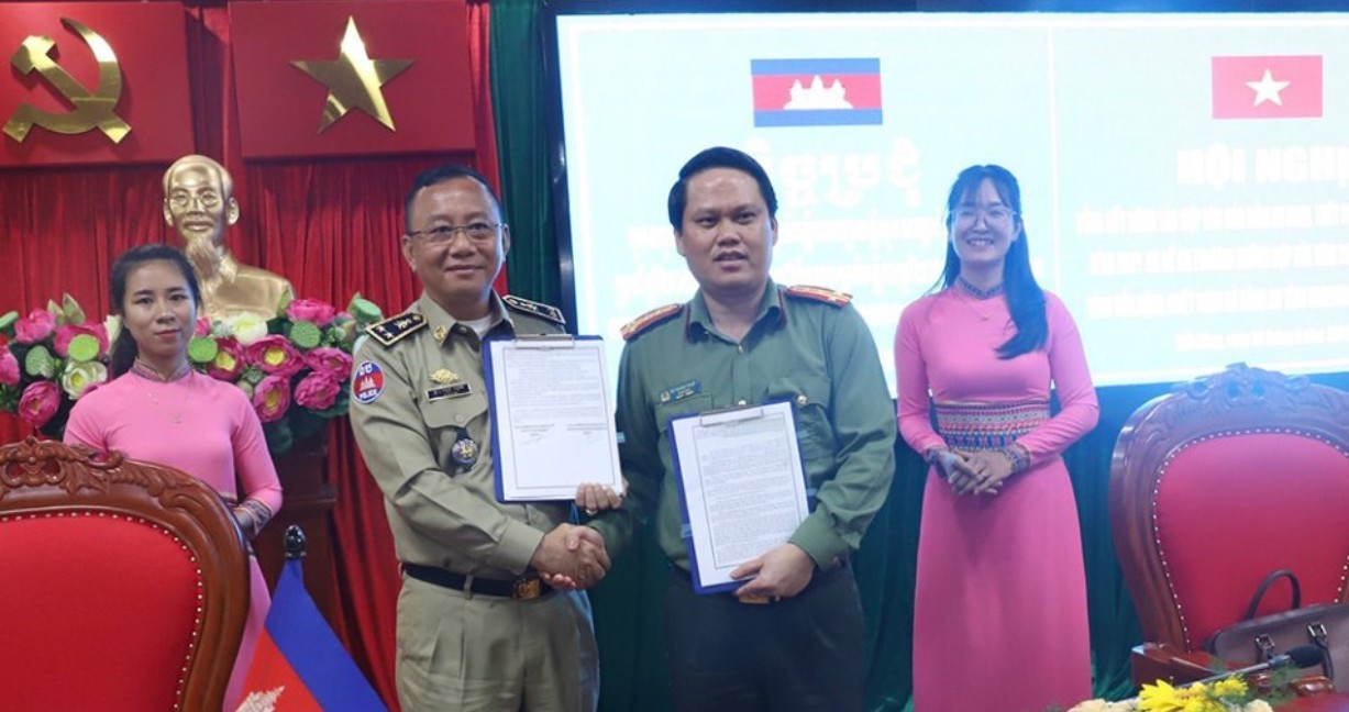 Giám đốc Công an Đắk Nông và Mondulkiri trao biên bản về hợp tác bảo đảm an ninh, trật tự (Ảnh: Báo Đắk Nông điện tử).