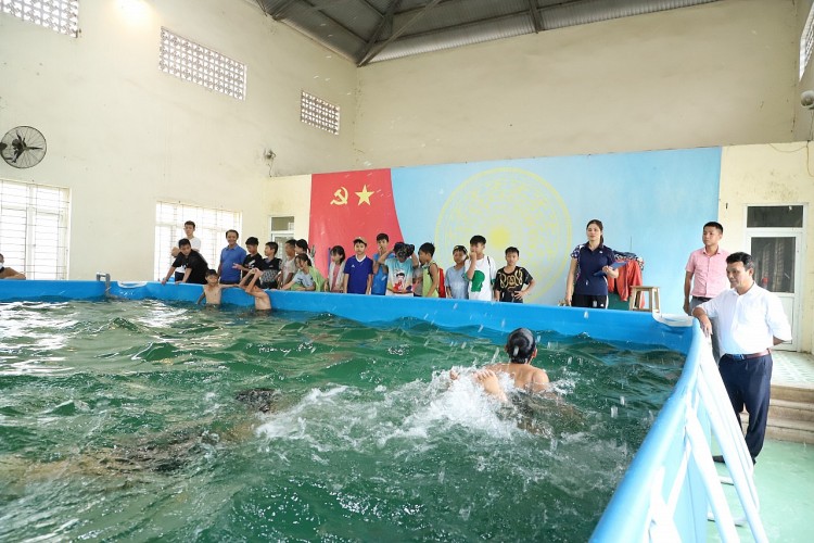 Hình ảnh tại các lớp dạy bơi miễn phí trên địa bàn huyện Thường Tín (Hà Nội).