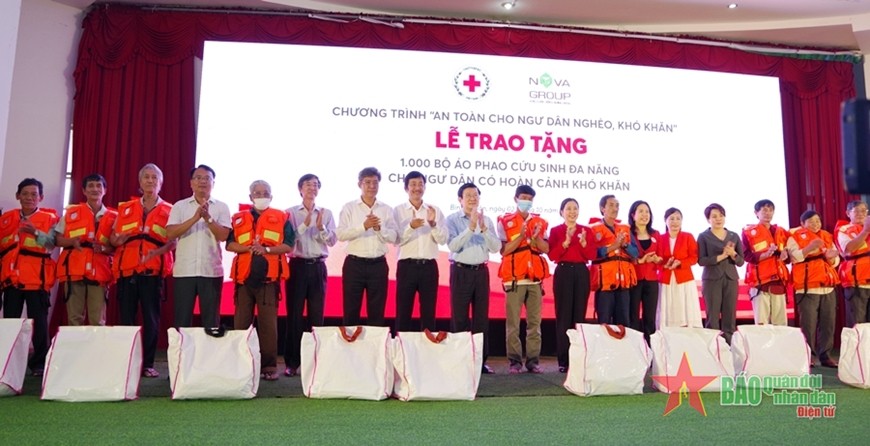 Nguyên Chủ tịch nước Trương Tấn Sang cùng lãnh đạo các đơn vị và nhà tài trợ trao áo phao cứu sinh tặng ngư dân.