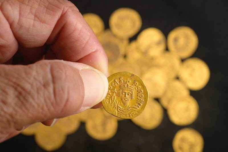 Chân dung của Hoàng đế Phocas được đúc trên những đồng tiền vàng từ thế kỷ thứ 7 (Ảnh: IAA)