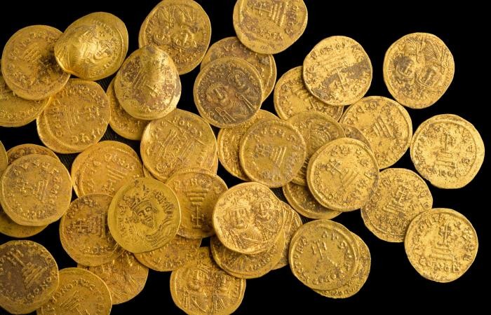 Những đồng tiền vàng cách đây 1.400 năm vừa được tìm thấy ở Israel - Ảnh: IAA