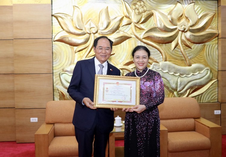 Trao kỷ niệm chương “Vì hòa bình, hữu nghị giữa các dân tộc” cho Đại sứ Hàn Quốc