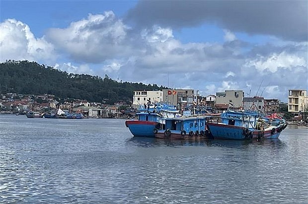 Ngư dân Thanh Hóa chuẩn bị cho tàu ra khơi khai thác hải sản (Ảnh minh họa: Hoa Mai/TTVVN).