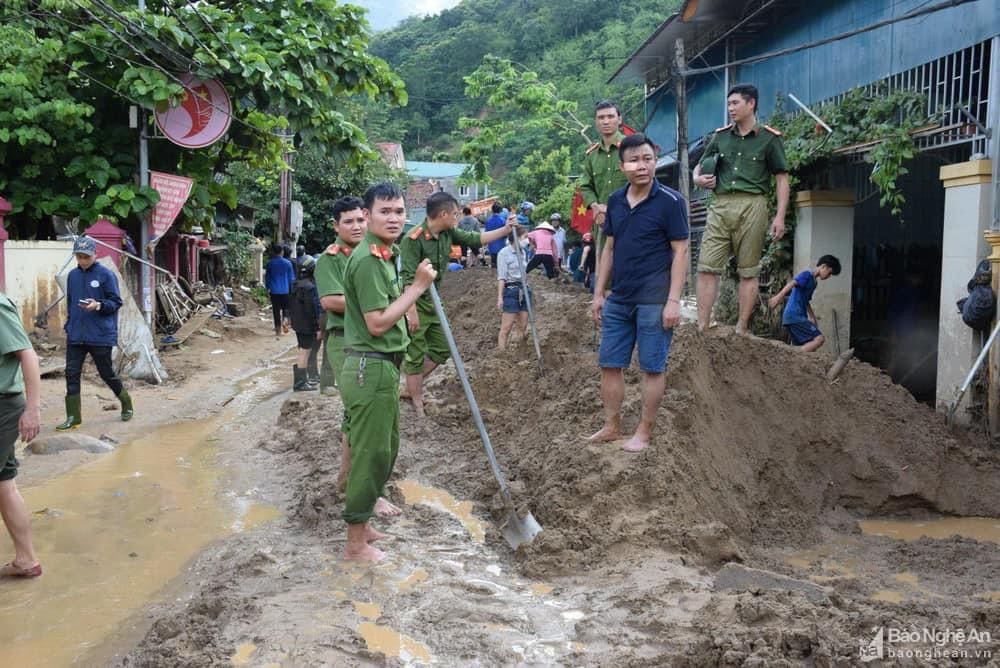 Nghệ An: Lũ rút chậm, hơn 1.000 ngôi nhà vẫn đang ngập