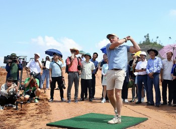 cu swing dau tien cua huyen thoai greg norman tai san golf van lang empire