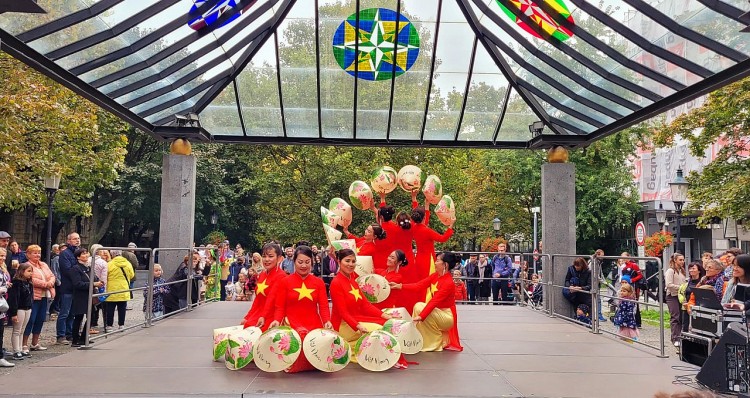 Tiết mục múa nón của Việt Nam được trình diễn tại 
